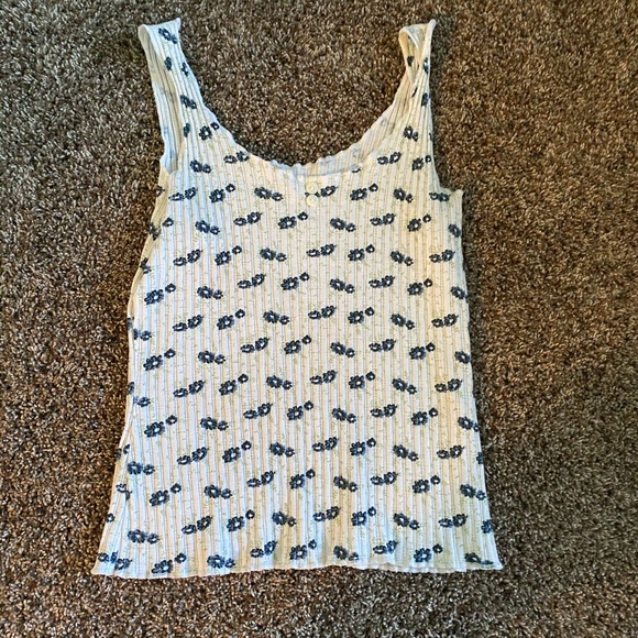 Tops - Floral white tank top with flowers